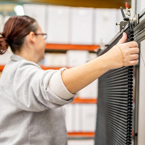 Medewerker assemblage binnenzonwering