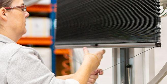 Medewerker assemblage binnenzonwering